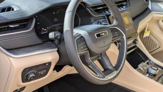 2025 Jeep Grand Cherokee 1C4RJYB64S8678422