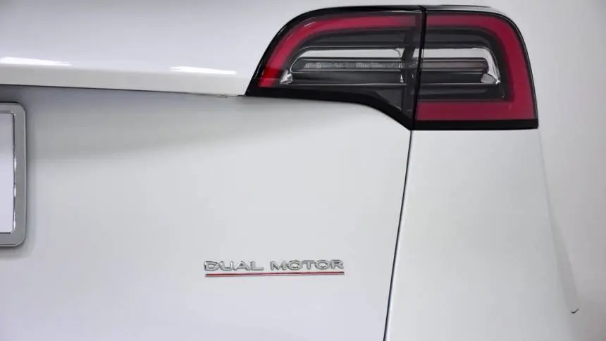 2022 Tesla Model Y 7SAYGDEF1NF341020