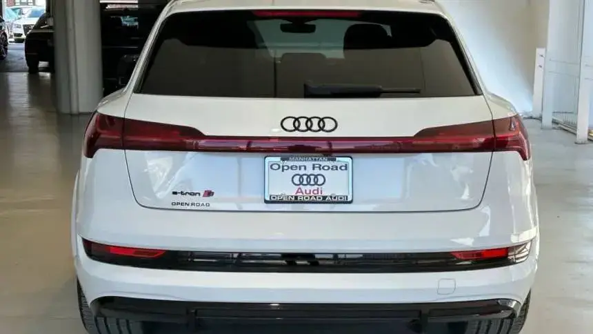 2022 Audi e-tron S - Images - 5