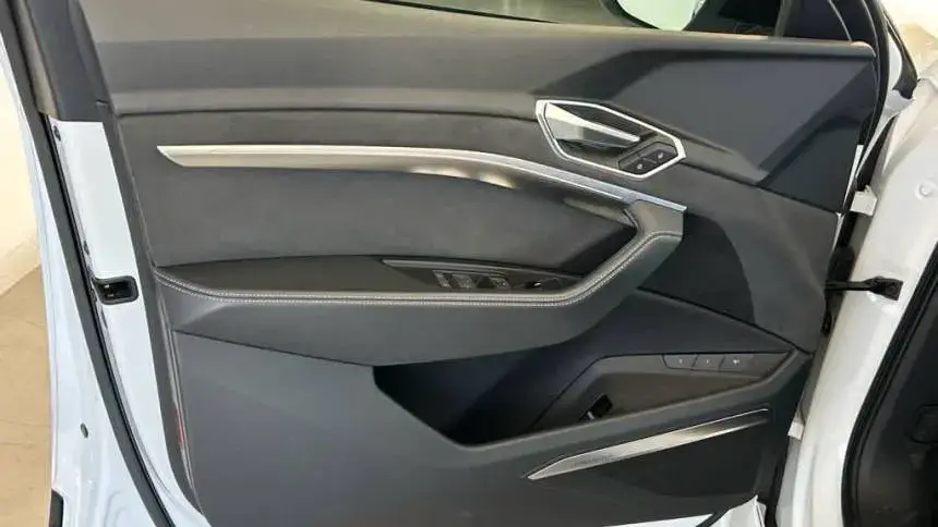2022 Audi e-tron S - Images - 10