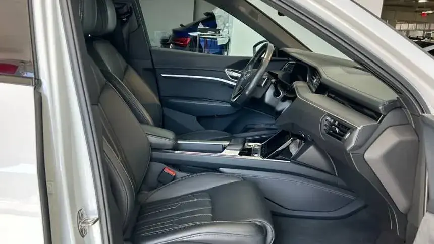 2022 Audi e-tron S - Images - 26