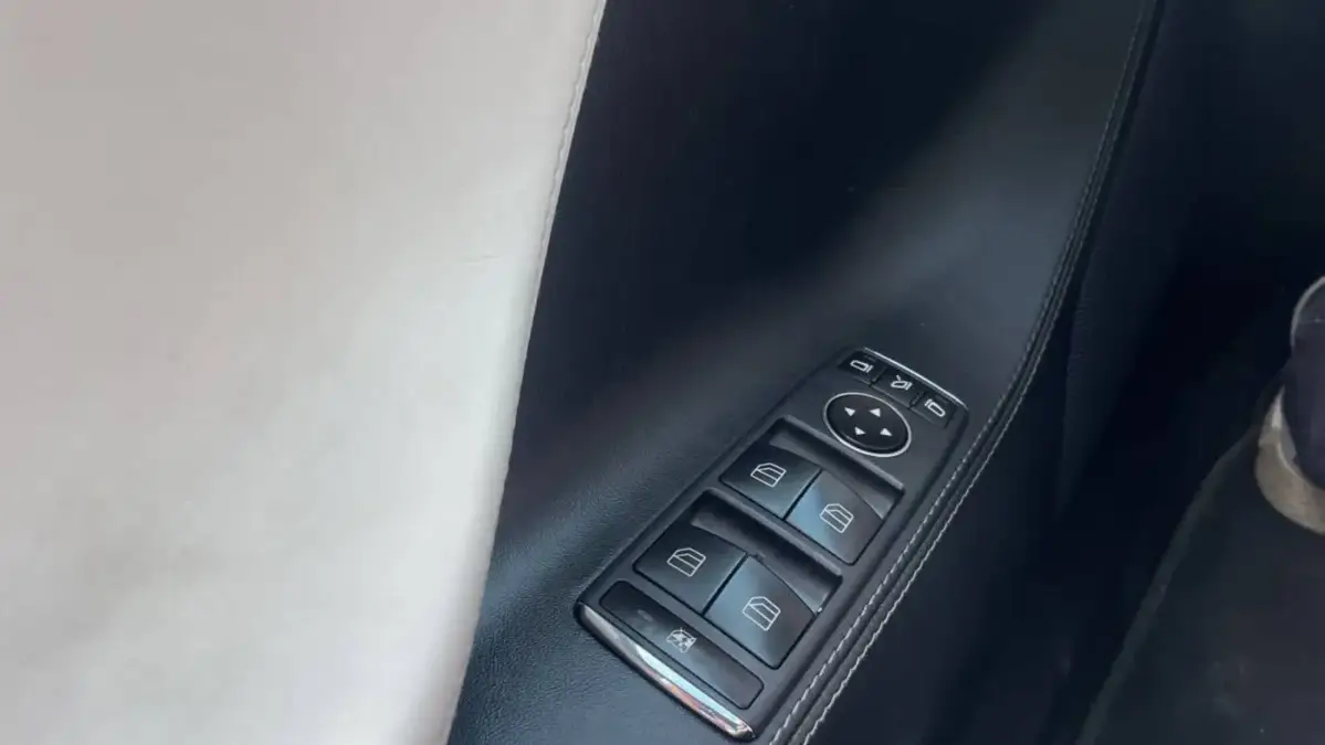 2017 Tesla Model S - Images - 26