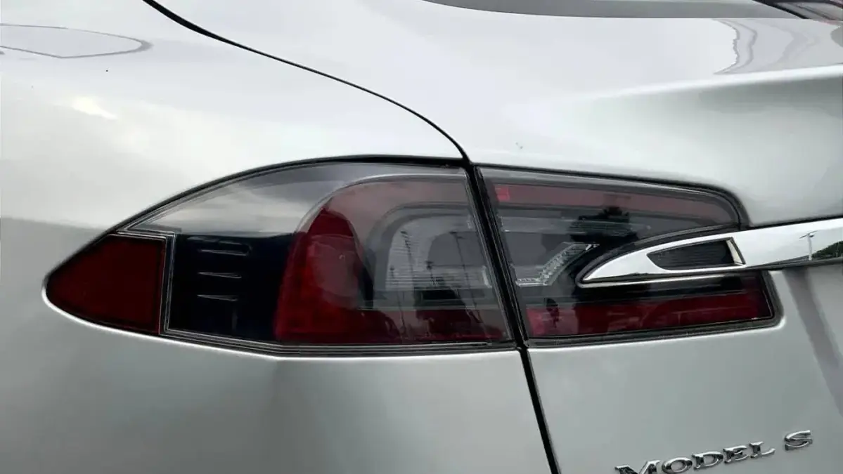 2017 Tesla Model S - Images - 25