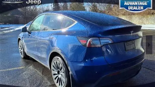 2024 Tesla Model Y 7SAYGDEE0RA270452