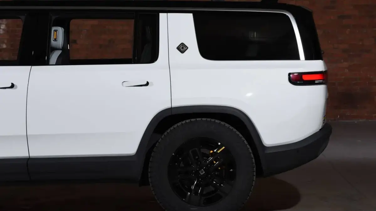 2023 Rivian R1S - Images - 11