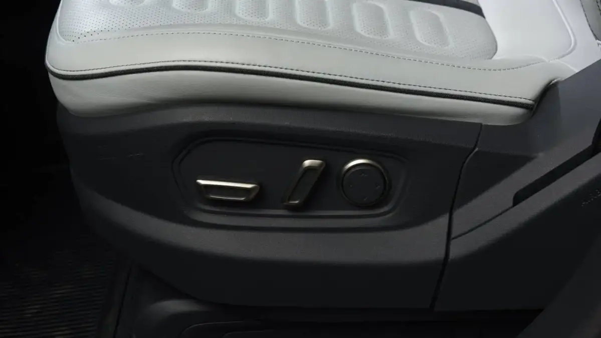 2023 Rivian R1S - Images - 17