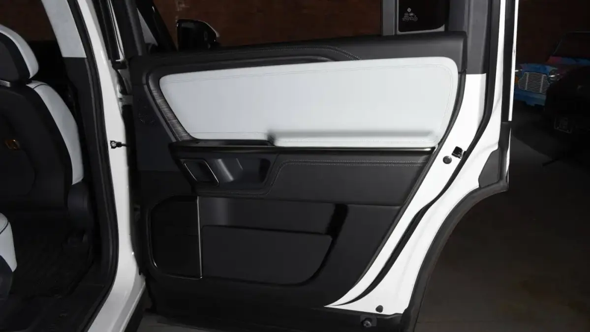 2023 Rivian R1S - Images - 18