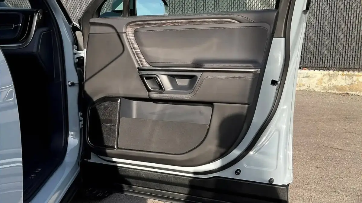 2023 Rivian R1S - Images - 12
