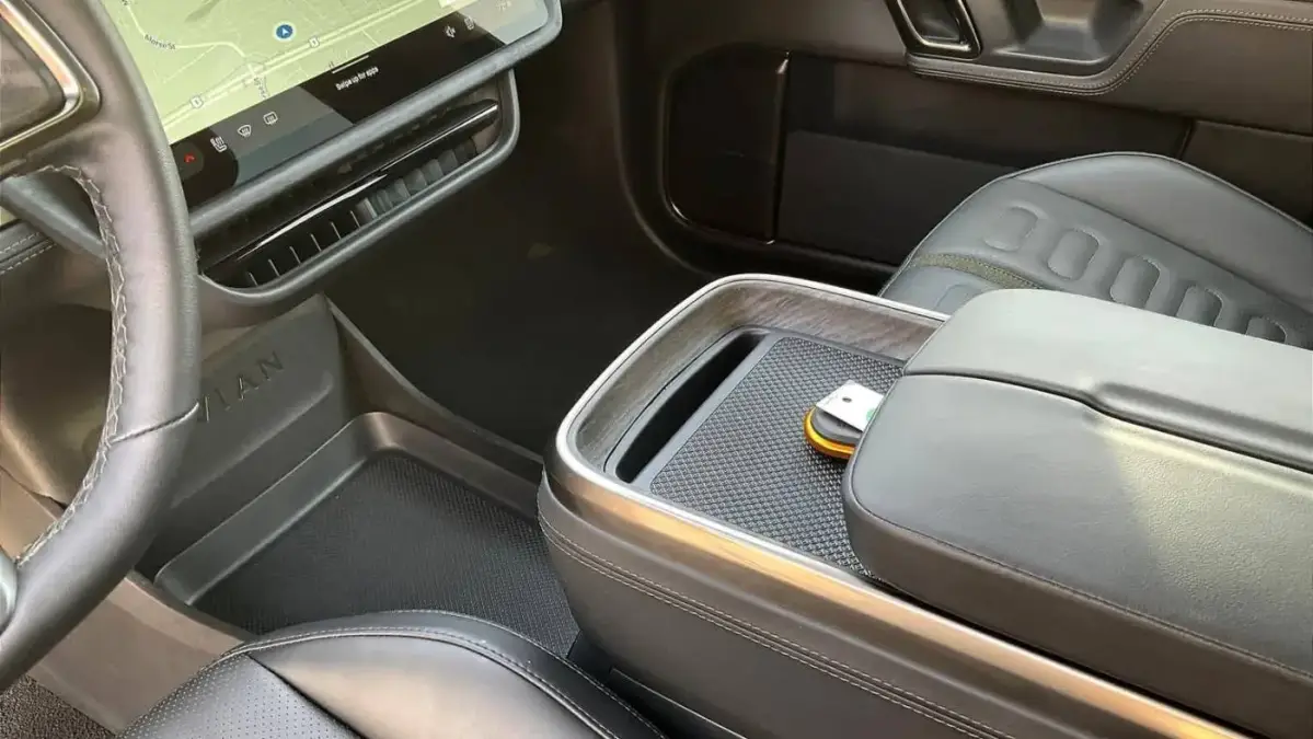 2023 Rivian R1S - Images - 21