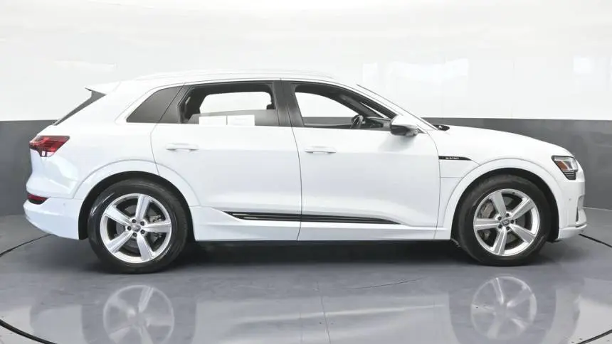 2019 Audi e-tron WA1LAAGE4KB024837