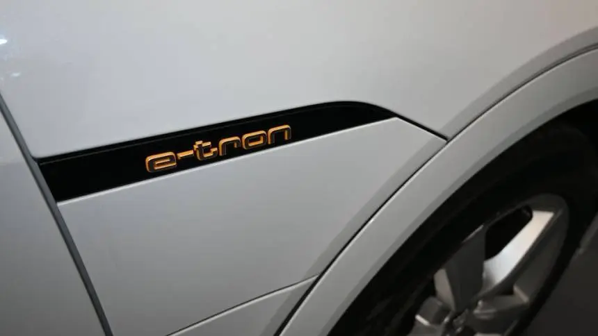 2019 Audi e-tron WA1LAAGE4KB024837