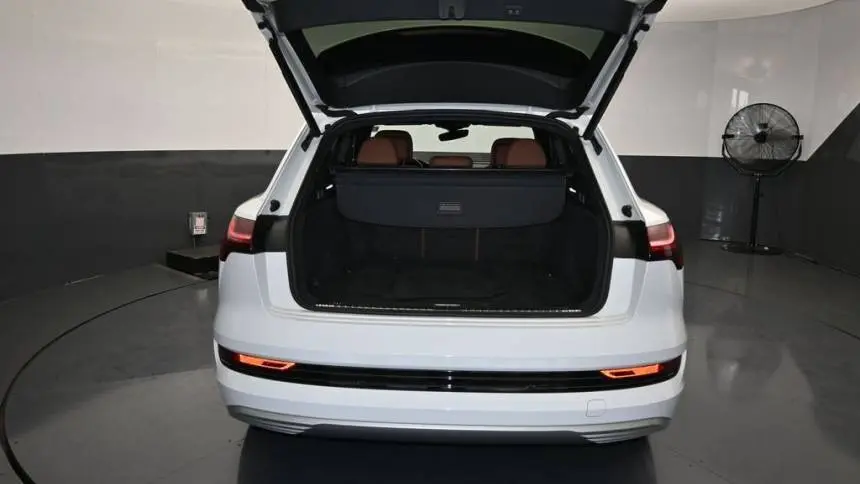 2019 Audi e-tron WA1LAAGE4KB024837