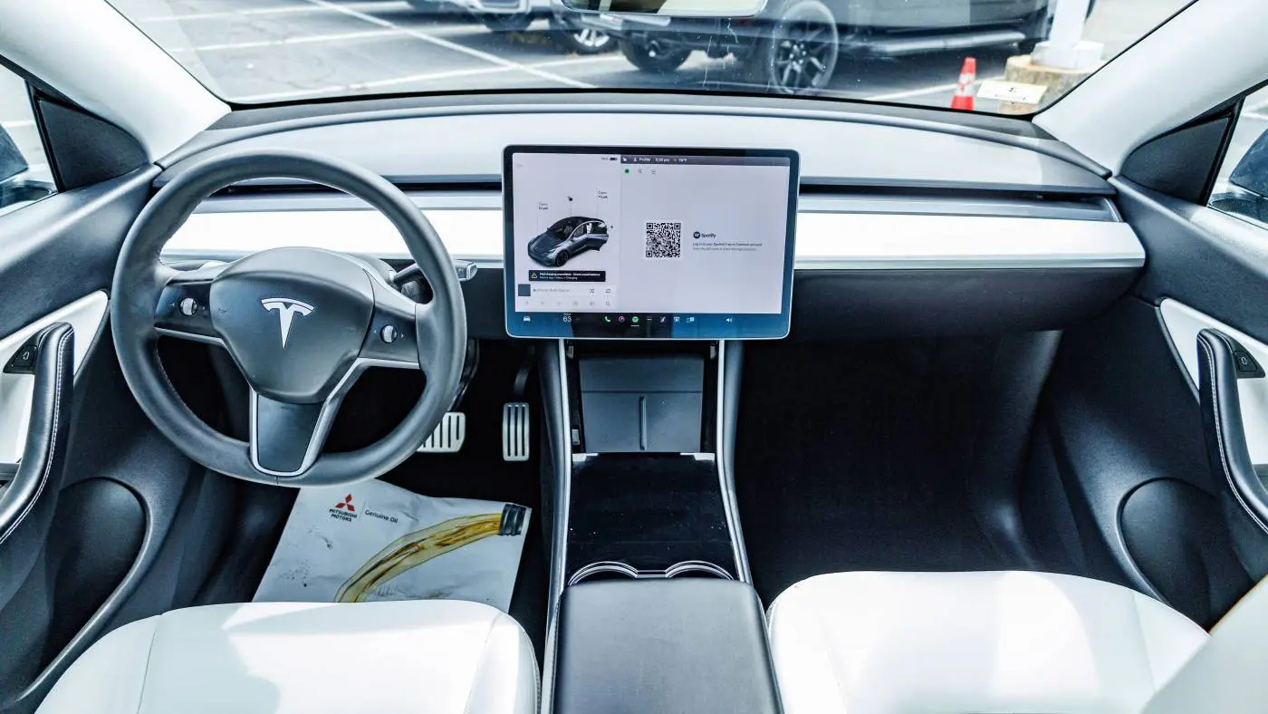2021 Tesla Model Y 5YJYGDEF5MF084066