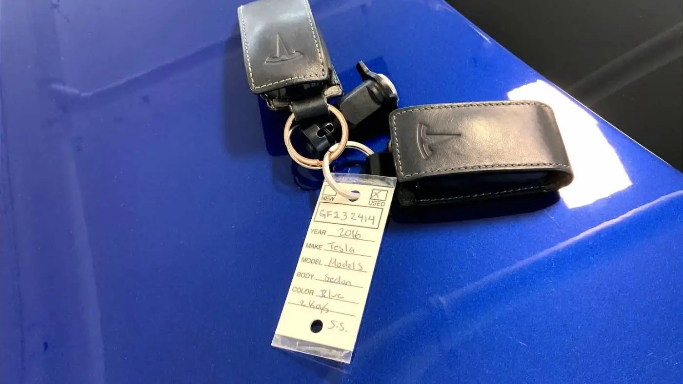 2016 Tesla Model S 5YJSA1E23GF132414