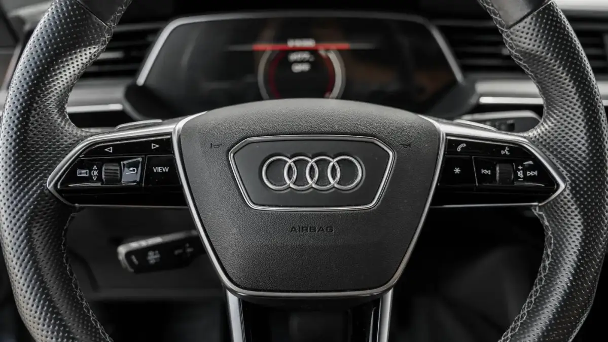 2022 Audi e-tron S - Images - 15