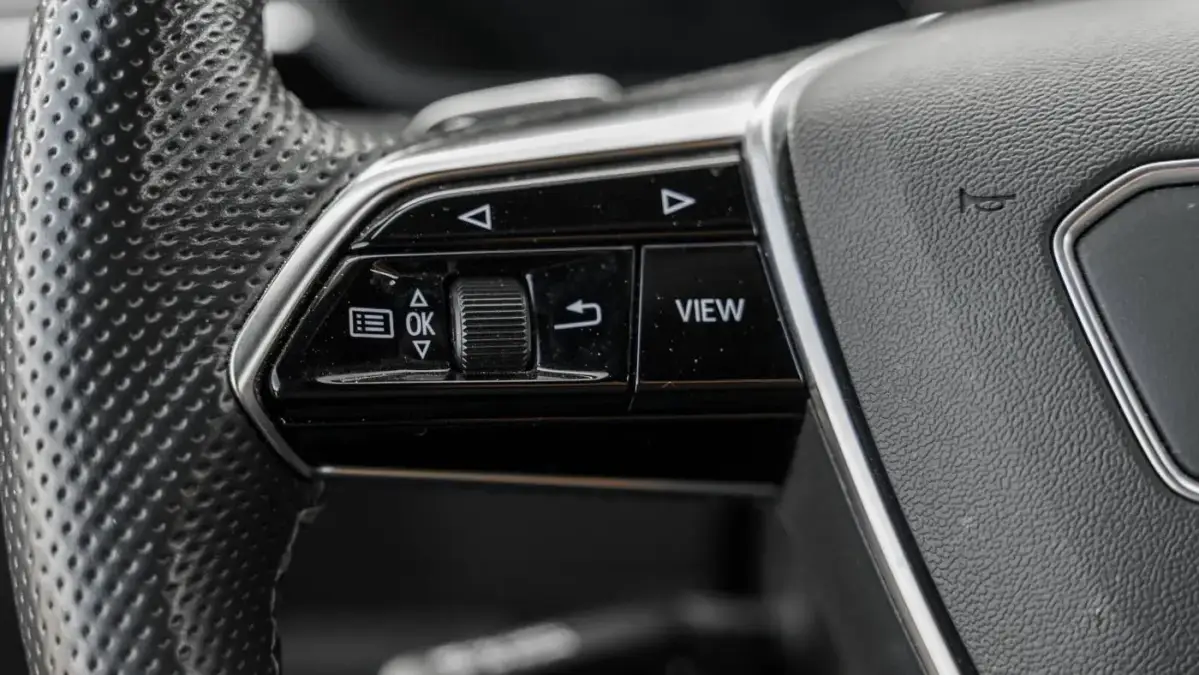 2022 Audi e-tron S - Images - 16