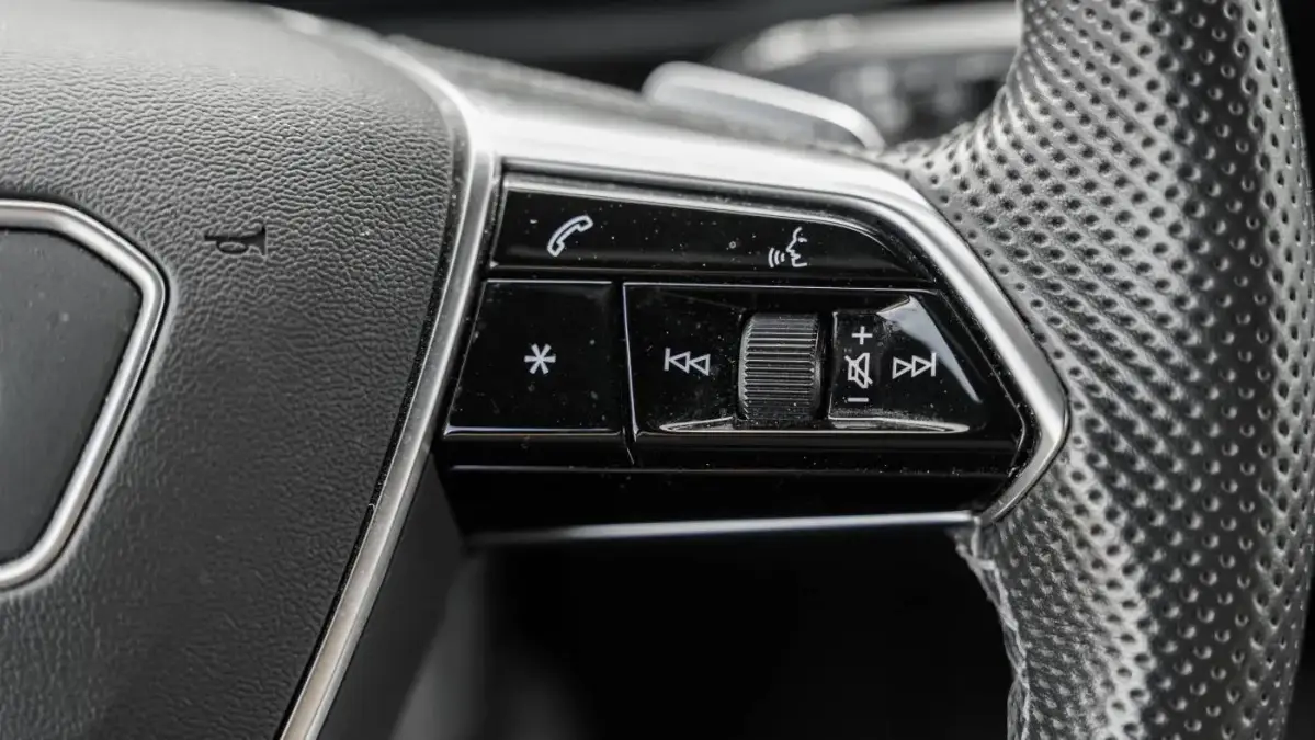 2022 Audi e-tron S - Images - 17