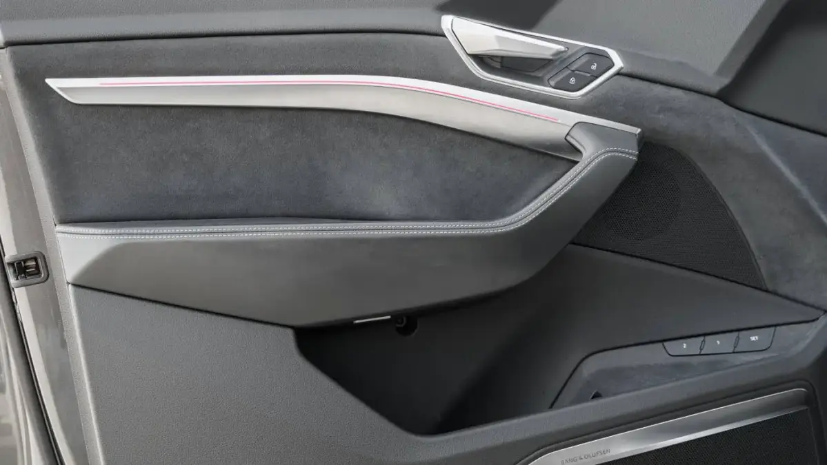 2022 Audi e-tron S - Images - 21