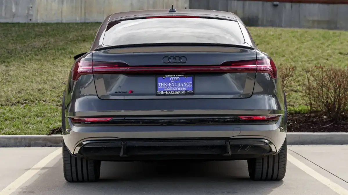 2022 Audi e-tron S - Images - 27