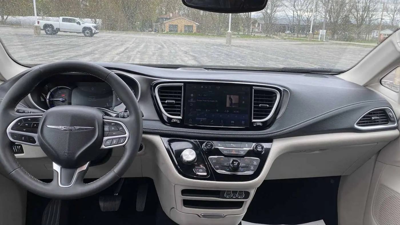 2023 Chrysler Pacifica 2C4RC1L70PR575812