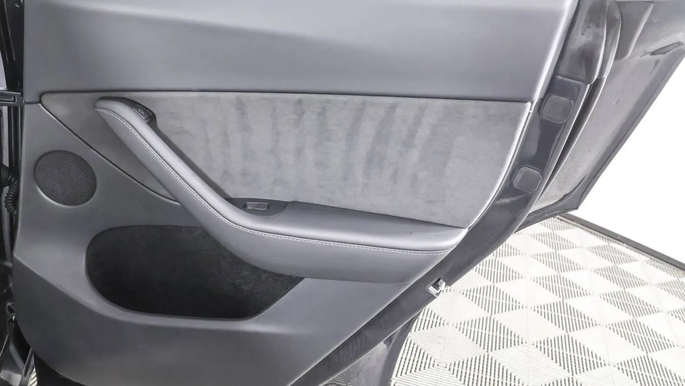 2024 Tesla Model Y 7SAYGDEE7RF995517