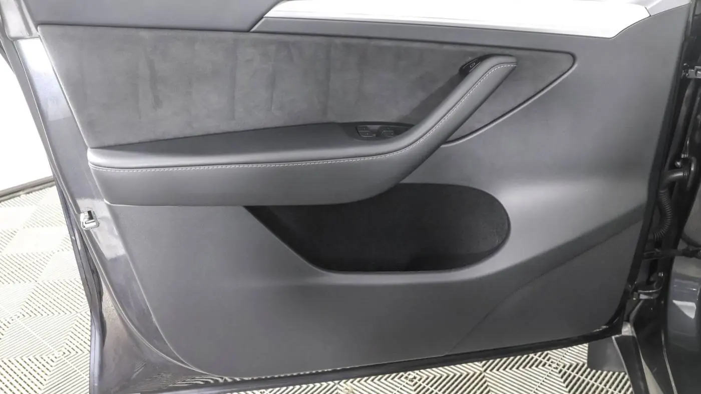 2024 Tesla Model Y 7SAYGDEE7RF995517