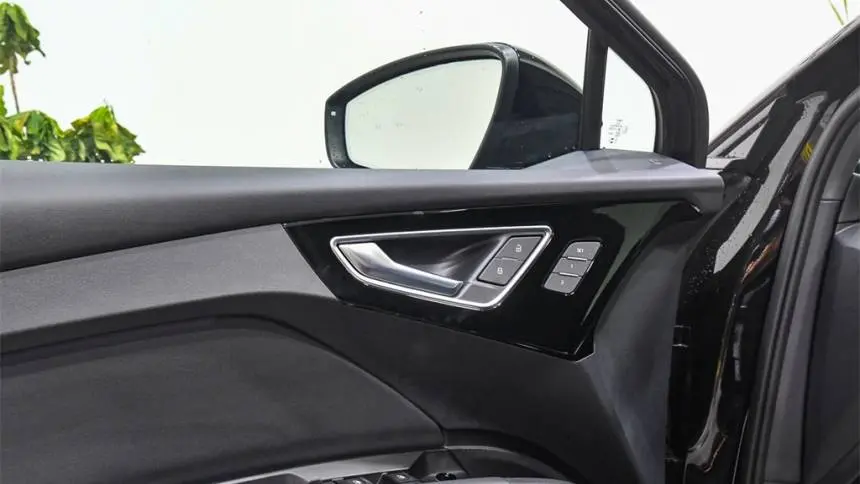 2025 Audi Q4 e-tron WA1LUBFZ6SP043605