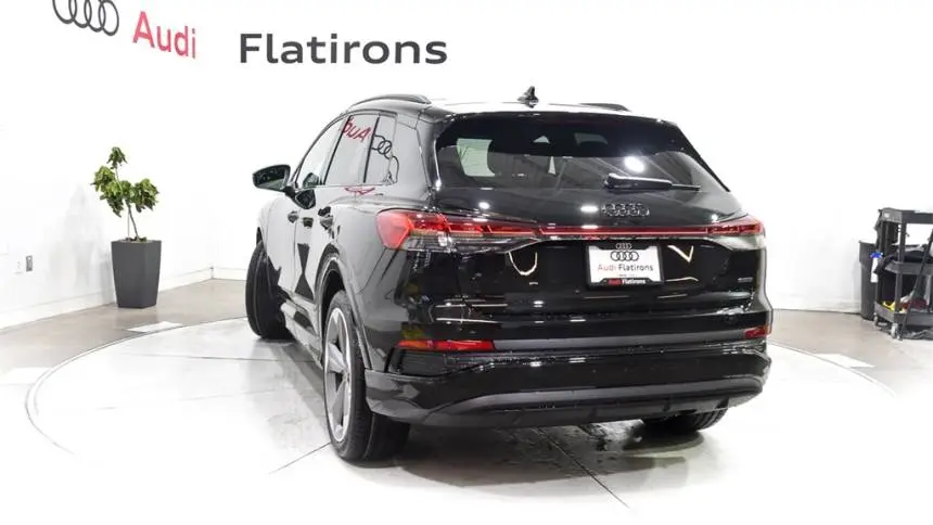2025 Audi Q4 e-tron WA1LUBFZ6SP043605