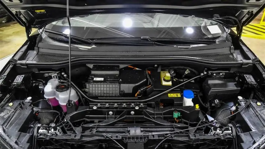 2025 Audi Q4 e-tron WA1LUBFZ6SP043605