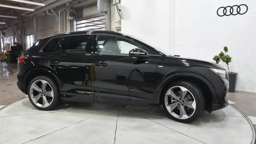 2025 Audi Q4 e-tron WA1LUBFZ6SP043605