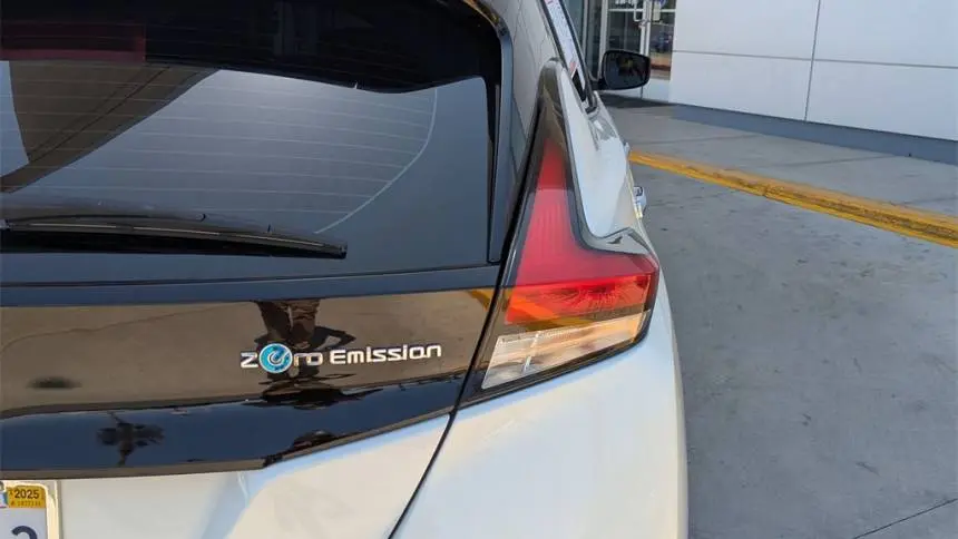2022 Nissan LEAF 1N4AZ1CV6NC560141