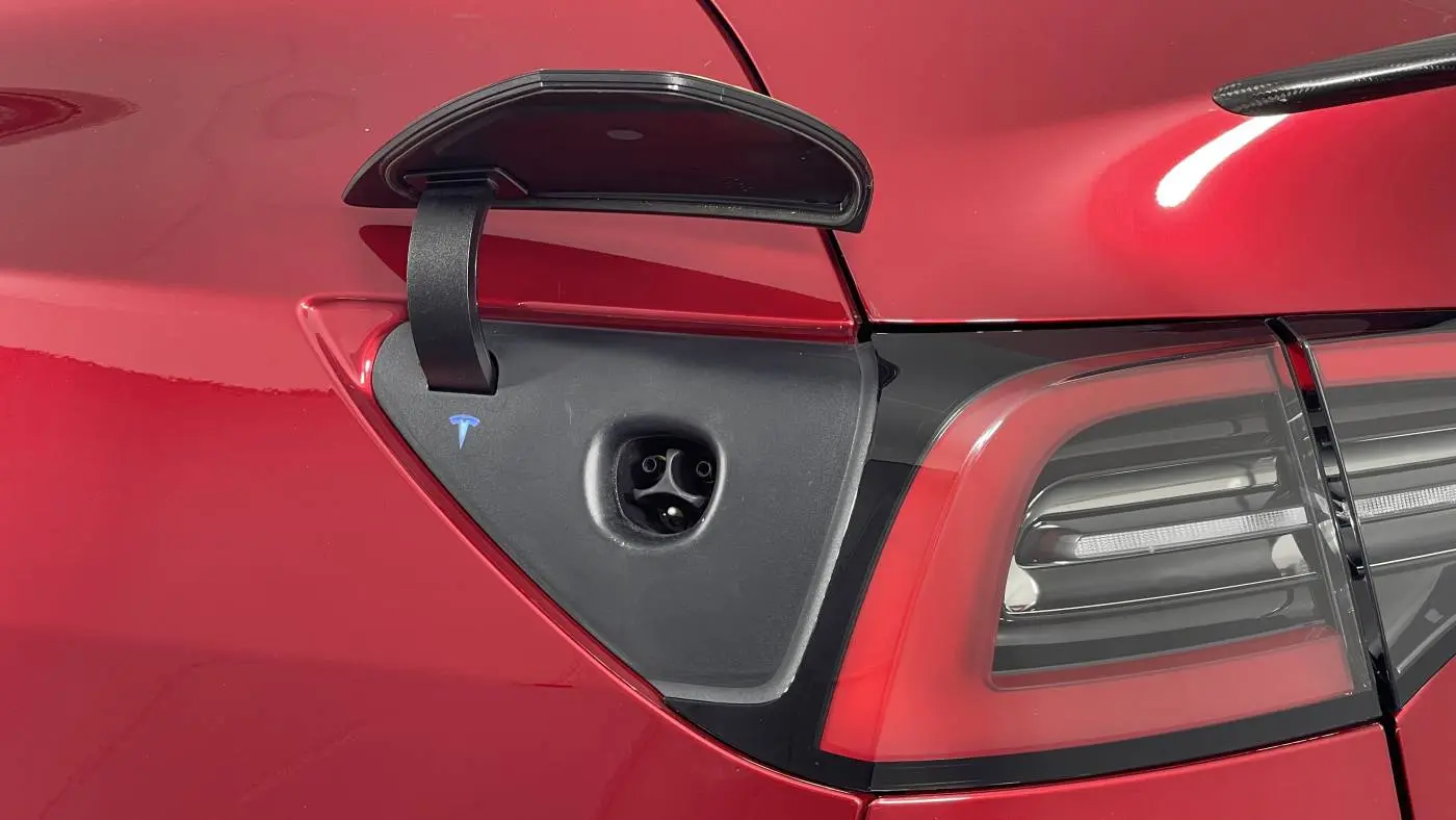 2024 Tesla Model Y 7SAYGDEF1RA280383