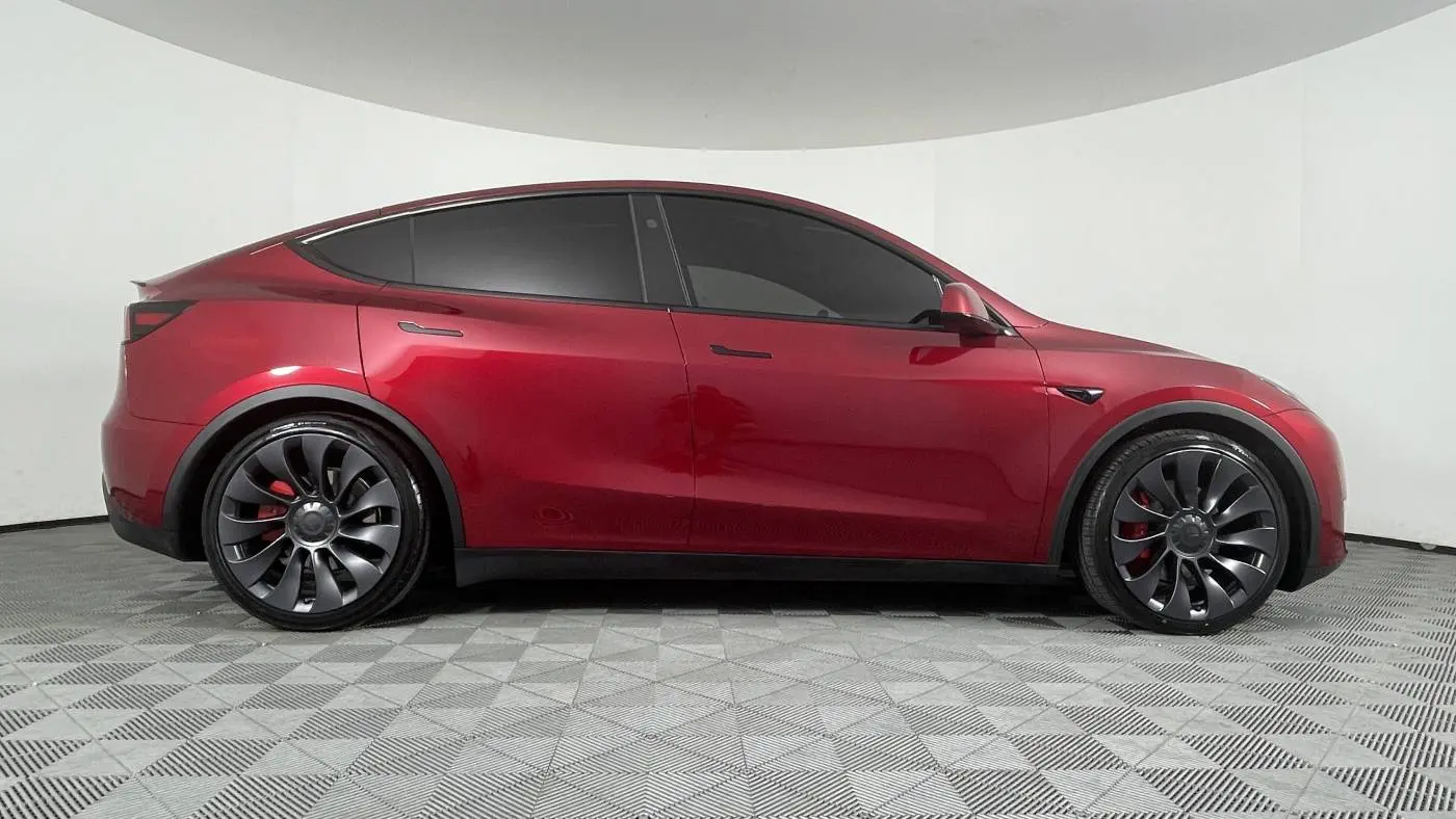 2024 Tesla Model Y 7SAYGDEF1RA280383