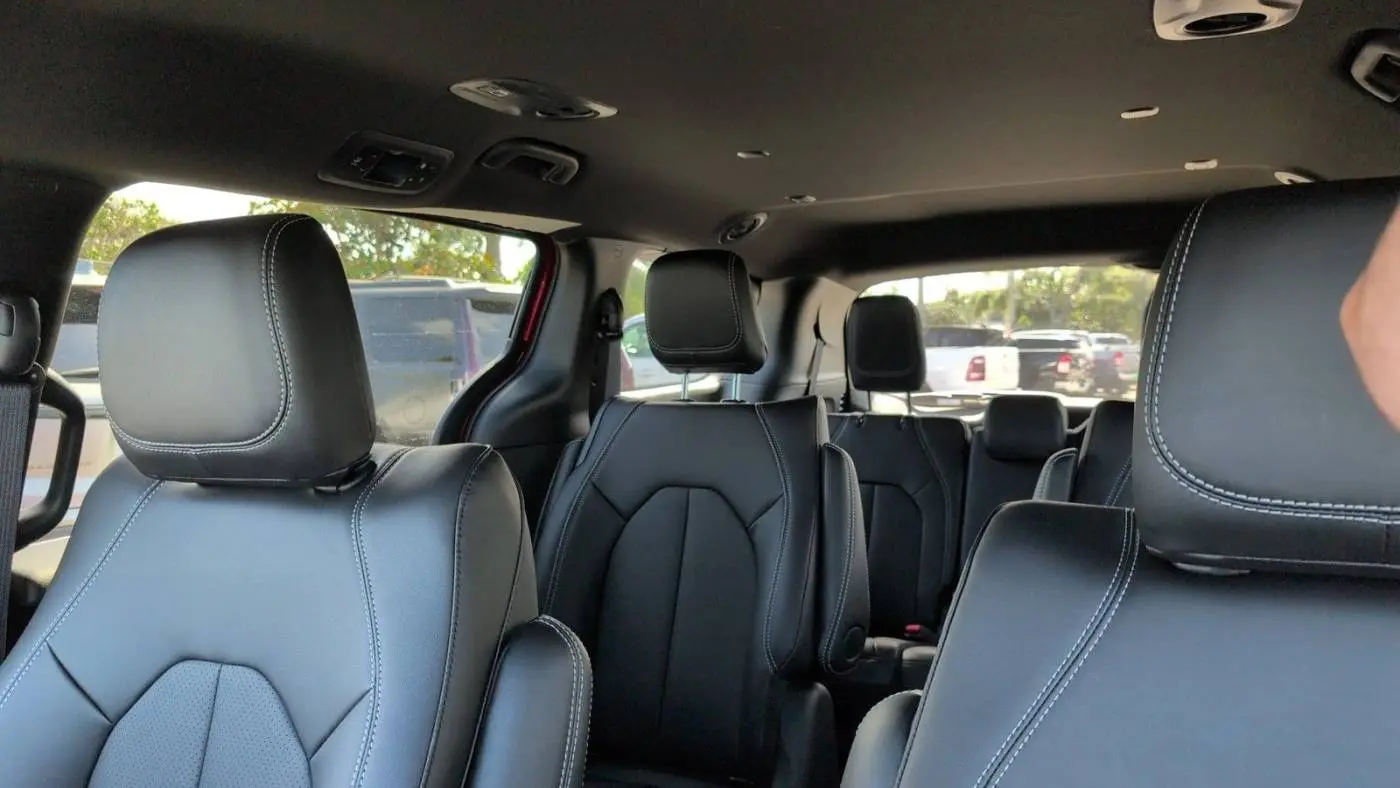 2025 Chrysler Pacifica 2C4RC1S72SR576051