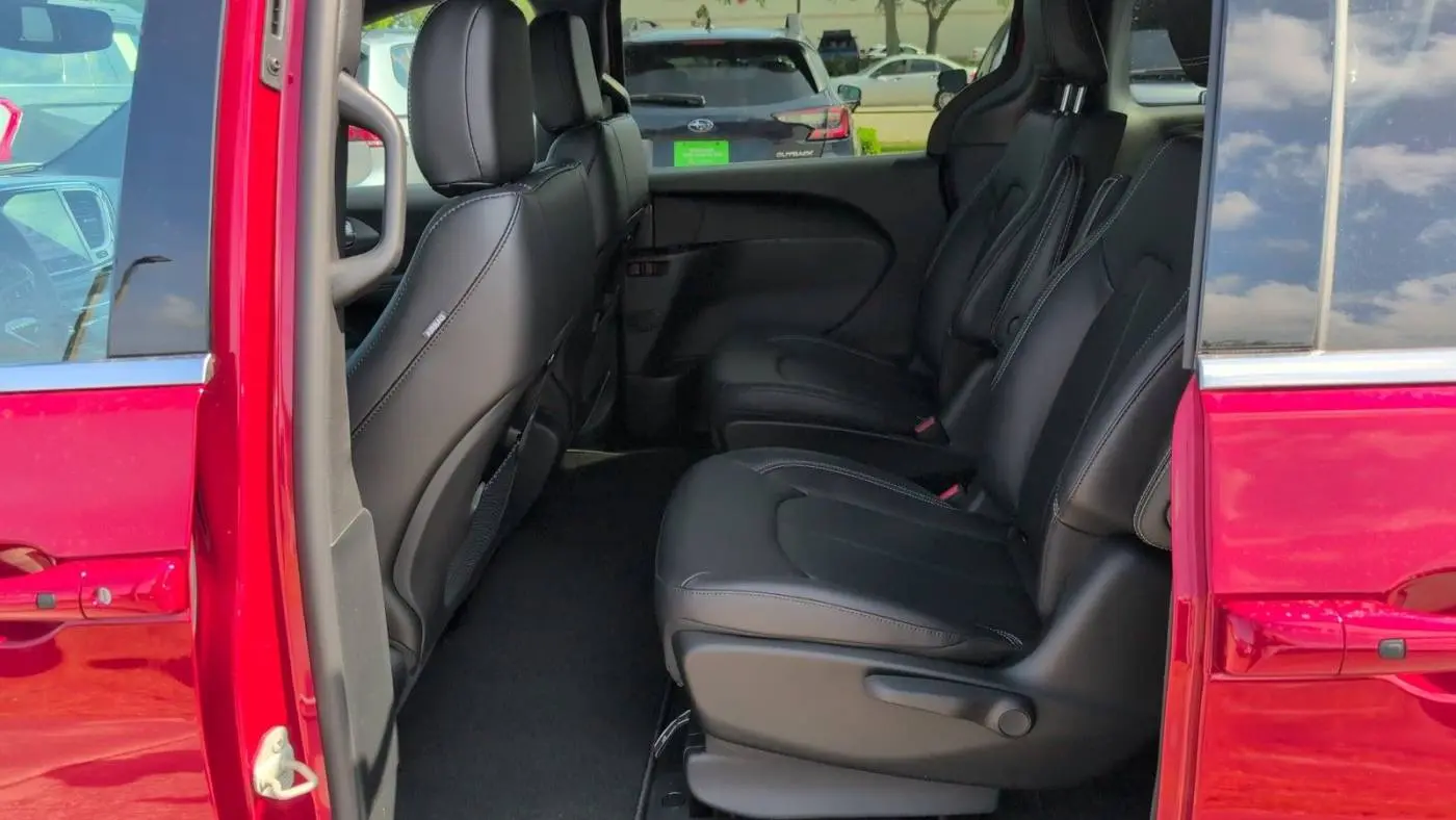 2025 Chrysler Pacifica 2C4RC1S72SR576051