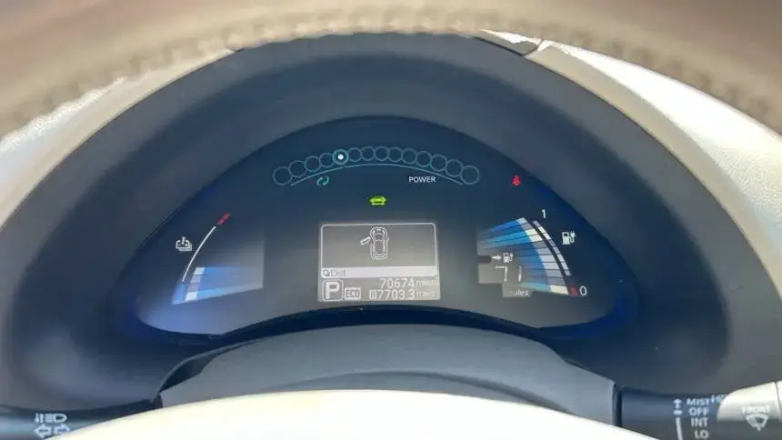 2014 Nissan LEAF - Images - 17