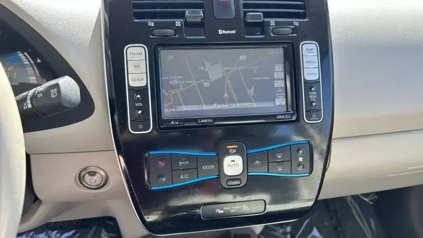 2014 Nissan LEAF - Images - 19