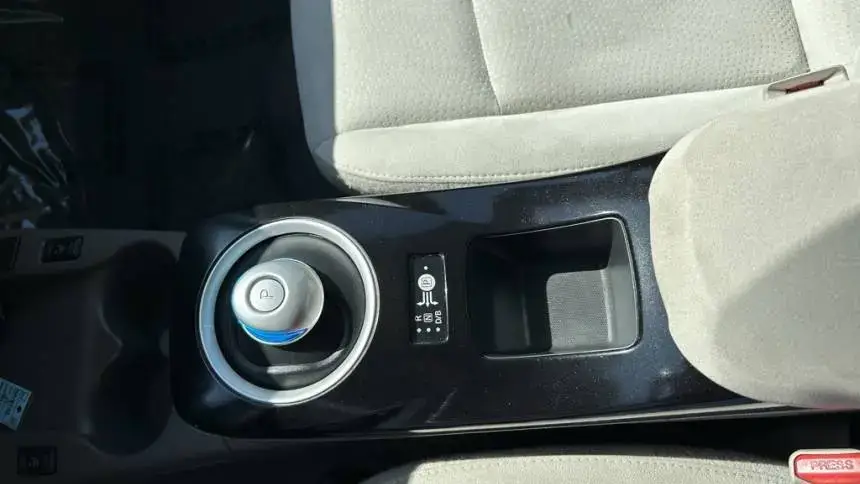 2014 Nissan LEAF - Images - 21