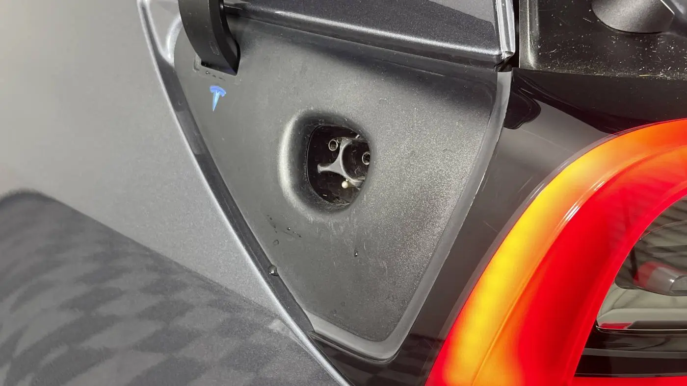 2023 Tesla Model Y 7SAYGDEE2PF976970