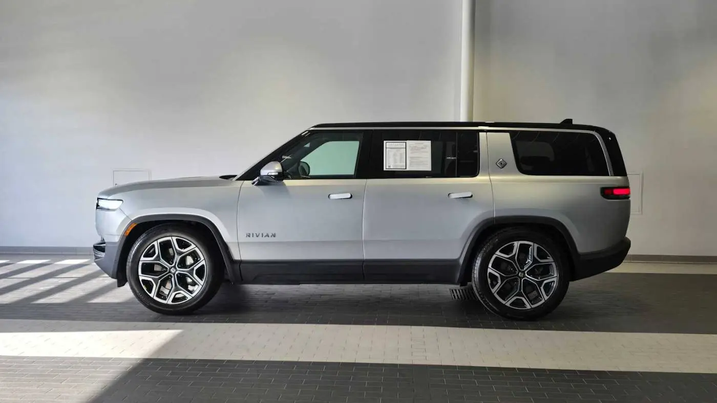 2025 Rivian R1S 7PDSGBBA6SN045481