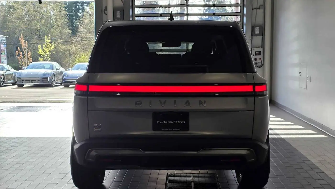 2025 Rivian R1S 7PDSGBBA6SN045481