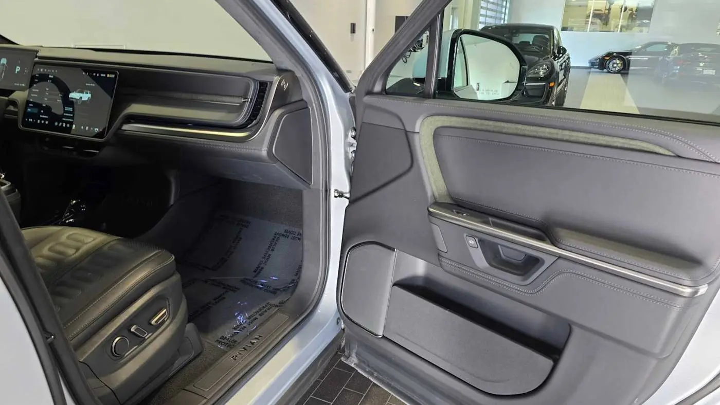 2025 Rivian R1S 7PDSGBBA6SN045481