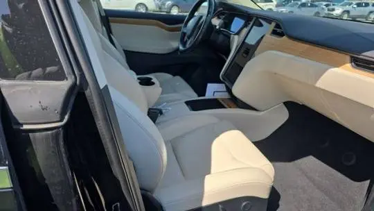 2019 Tesla Model X 5YJXCAE2XKF152037