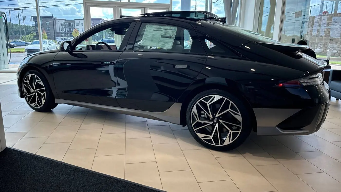 2025 Hyundai IONIQ 6 KMHM54AA3SA105013