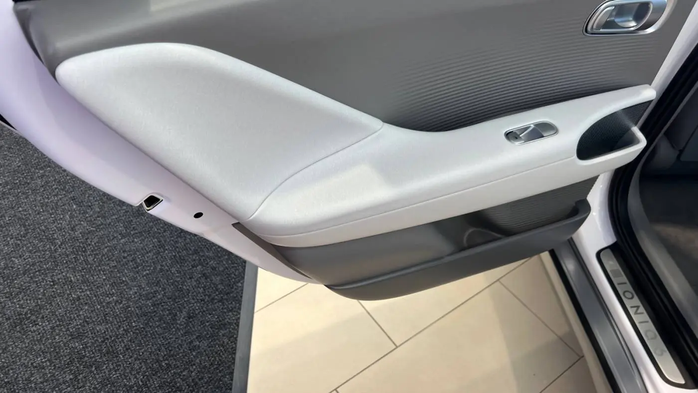 2025 Hyundai IONIQ 6 KMHM54AA5SA105384