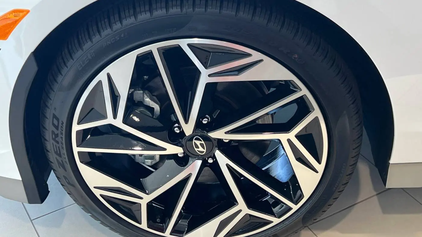 2025 Hyundai IONIQ 6 KMHM54AA5SA105384