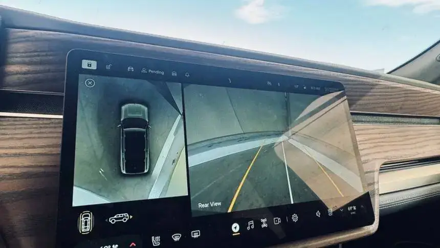2023 Rivian R1S - Images - 17