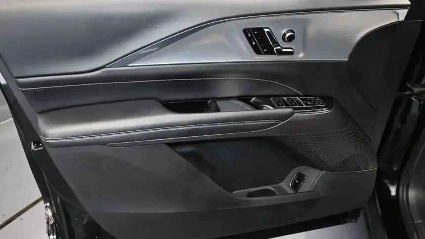 2024 Cadillac Lyriq - Images - 12