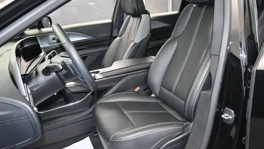 2024 Cadillac Lyriq - Images - 37
