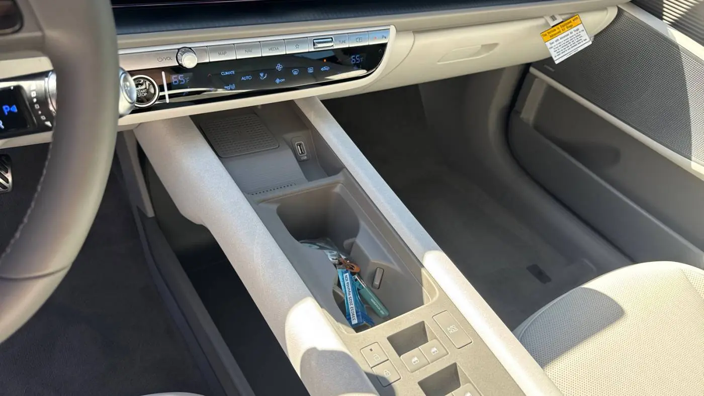 2025 Hyundai IONIQ 6 KMHM54AA4SA104940